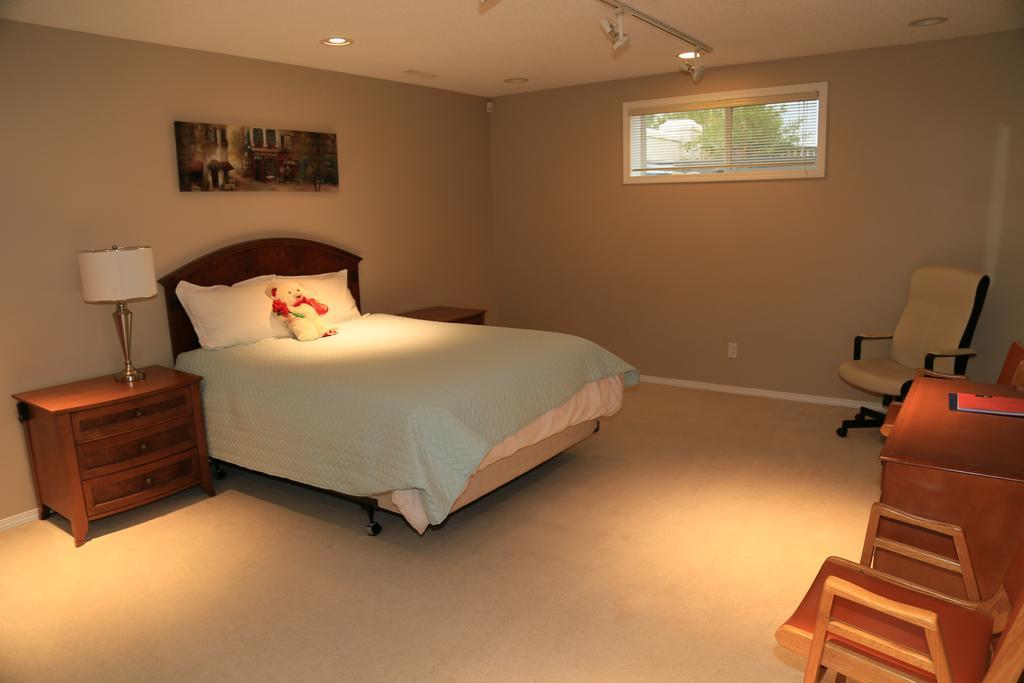 Ming'S Homestay Calgary Exterior photo