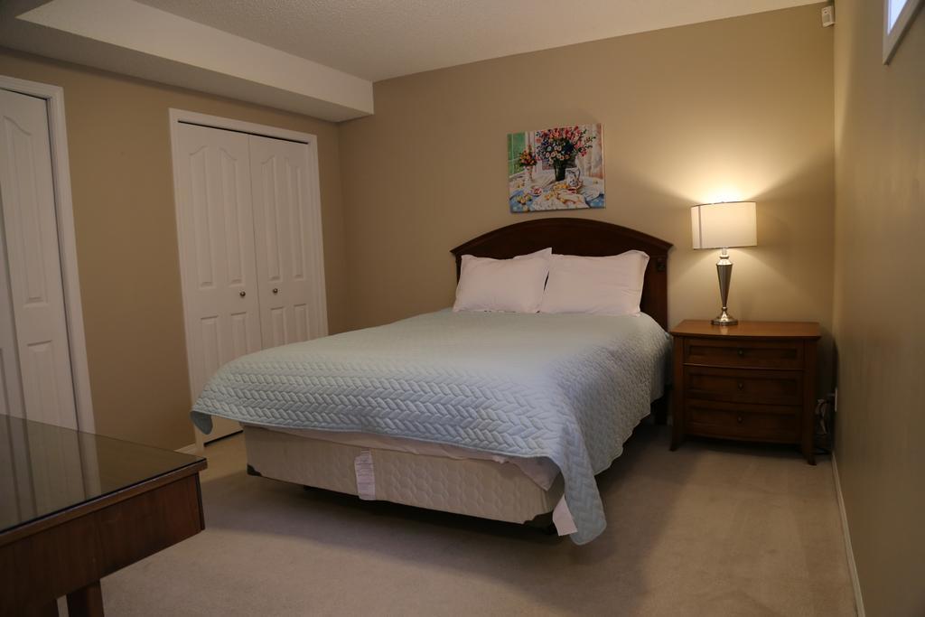 Ming'S Homestay Calgary Exterior photo